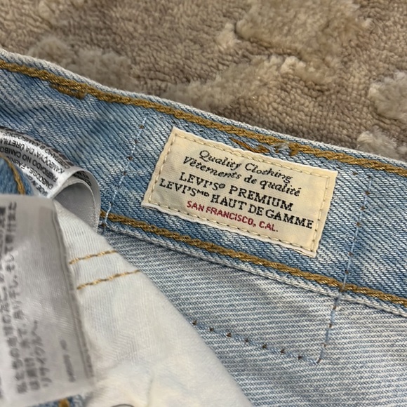 Size 26 Levi’s mid length shorts, high rise. - Picture 2 of 5